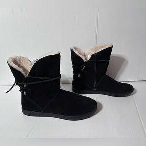 Koolaburra by UGG S/N 1019361 black suede sheepskin-lined boots women size 9